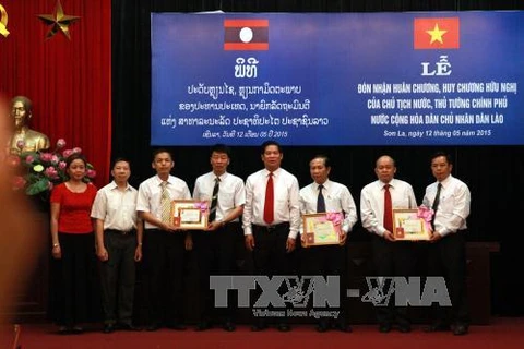 Cérémonie de remise des Ordres et Médailles de l'Amitié du Laos pour six collectifs de Son La. Photo: VNA