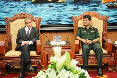 Le général de division Vo Van Tuan (droite) et le conseiller aux Affaires étrangères hors classe, directeur adjoint de la coopération de sécurité et de défense, Thierry Vankerk-Hoven.
