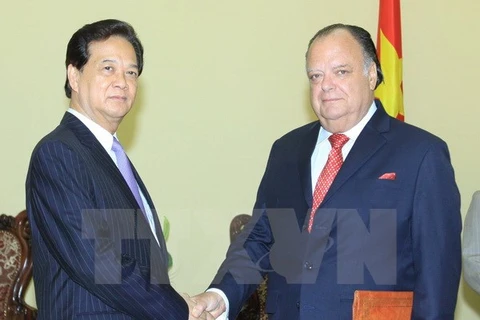 Le Premier ministre Nguyen Tan Dung et l'ambassadeur du Pérou au Vietnam, Carlos Berninzon. (Source: VNA)