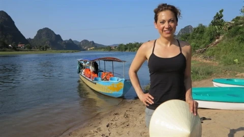 L’animatrice d’ABC, Ginger Renee Colonomos, au bord de la rivière Son (province centrale de Quang Binh). 