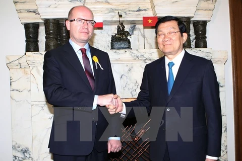 Le Président vietnamien Truong Tân Sang et le Premier ministre tchèque Bohuslav Sobotka. (Source: VNA)