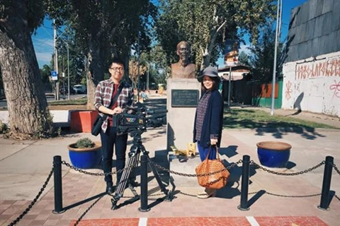 L'équipe de tournage «Hô Chi Minh – Bài ca tu do» à côté de la statue de l'Oncle Hô au Chili. (Source : Lao dong/VNA)