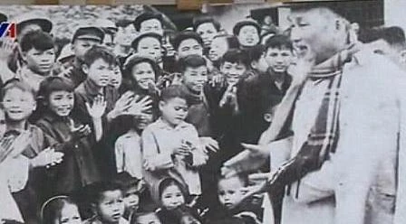 Dans les yeux des enfants vietnamiens, l’Oncle Hô est comme un génie. Photo: VTV.