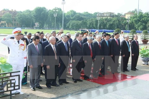 Des dirigeants rendent hommage au Président Ho Chi Minh. Photo : VNA