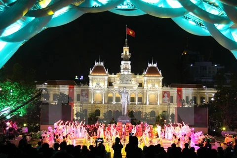 La municipalité d'Ho Chi Minh-Ville a organisé un programme d’échanges artistiques sur l’Oncle Ho. Photo : VNA