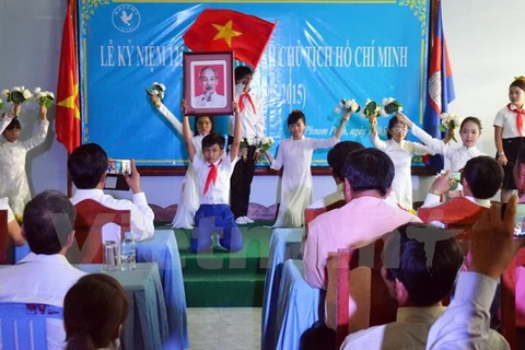 Le 125e anniversaire de la naissance du Président Ho Chi Minh est célébré au Cambodge. Photo: VNA