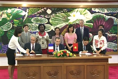 Signature de la convention de crédit dans le cadre du Programme d’appui en réponse au changement climatique (SP-RCC), le 19 mai à Hanoi.