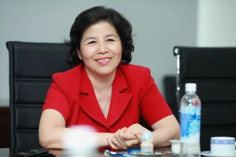 La PDG de la société par actions Vinamilk, Mai Kieu Lien reçoit le Nikkei Asia Prize. Photo: VNA