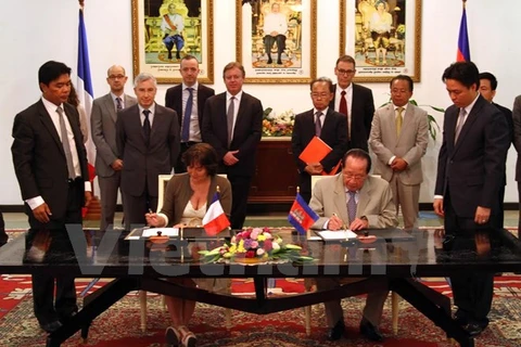Cérémonie de signature d’un accord sur l’assistance au Cambodge pour mettre en oeuvre des programmes du développement socio-économique dans ce pays.