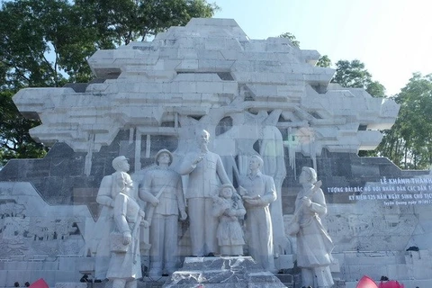 Le monument "L'Oncle Hô et les habitants des ethnies de la province de Tuyen Quang". Photo: VNA