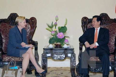 Le PM Nguyen Tan Dung et Ellen Kullman, présidente du Conseil d’administration et PDG du groupe américain Dupont. (Source: VNA)