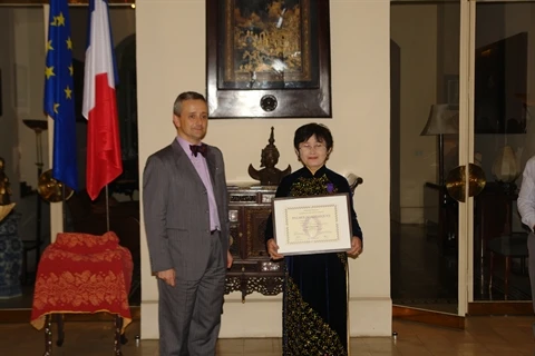 Le consul général de France, Emmanuel Ly-Batallan, a remis le 22 mai à Hô Chi Minh-Ville l’ordre des palmes académiques à Pham Hoàng Thuy. Photo : VNA
