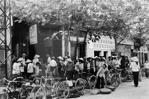 Pour acheter des marchandises, il fallait faire la queue. Photo : Archives/CVN