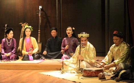 Des chants traditionnels sont interprétés sur scène dans le cadre du programme «Histoire de la musique du Vieux quartier de Hanoi». Photo : CAND