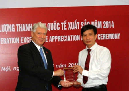 Le chef du Comité des institutions financières de l’Agribank, Pham Duc Tuan, reçoit le prix de l'excellence de paiement de la banque américaine Wells Fargo Bank. 