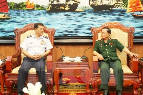Le général de corps d'armée Do Ba Ty, chef d'état-major général de l'Armée populaire du Vietnam et le chef d'état-major de la force aérienne d'autodéfense japonaise Harukazu Saito. Photo : VNA 