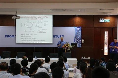 Docteur, professeur Harvey F. Lodish prend la parole lors d'un colloque sur les biotechnologies, le 25 mai à Hô Chi Minh-Ville. Photo : VNA
