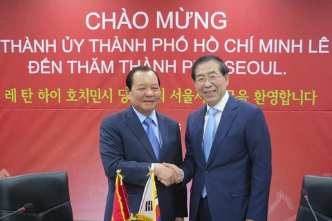 Le Thanh Hai et le maire de Séoul Park Won-soon. Source: sggp.org.vn