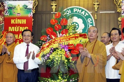 Le secrétaire du Comité du Parti de Hanoi, Pham Quang Nghi présente ses meilleurs voeux à l'Eglise bouddhique du Vietnam. Photo: VNA