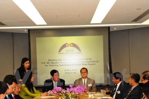 Nguyen Phong Quang (gauche) présente les potentiels du delta du Mékong aux investisseurs hongkongais. Photo: VNA