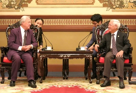 Le président exécutif du Réseau d'amitié Vietnam-Royaume-Uni, Ben Chapman, et le président du Comité populaire municipal Le Hoang Quan. Source: hochiminhcity.gov.vn