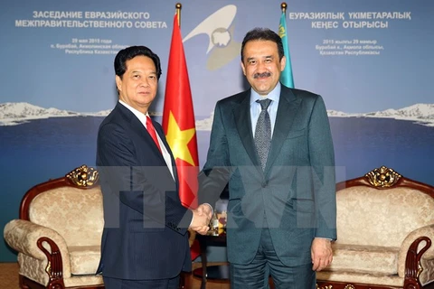 Le PM Nguyen Tan Dung et son homologue kazakh Karim Massimov. (Source: VNA)