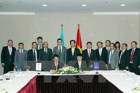 Le Nguyen Tan Dung assiste à la signature d'un accord sur la prospection, l'exploitation et la fourniture des services pétroliers entre les deux groupes vietnamien et kazakh. 
