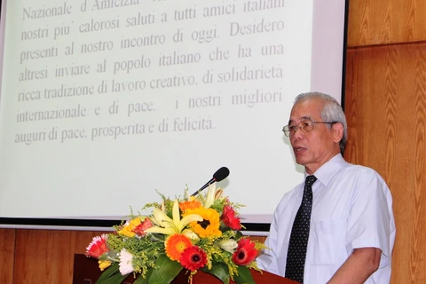 Le président de l'Association d'amitié Vietnam-Italie Nguyen Van Nam s'adresse lors de la rencontre en l'honneur de la la Fête nationale de l'Italie. Photo: VNA