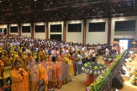  L'antenne de l'Église bouddhique du Vietnam (EBV) de la province de Ninh Binh (Nord) a organisé le 31 mai une cérémonie marquant le 2559e anniversaire de Bouddha à la pagode de Bai Dinh. Photo : VNA