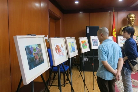 Onze universitaires vietnamiens et allemands ont illustré les contes, compilés dans une bande dessinée. Leurs peintures font l’objet d’une exposition. Photo : VNA