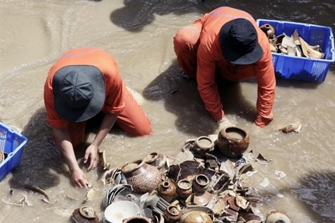 Des anciennes pièces découvertes dans l'épave d'un navire naufragé à Binh Châu de la province du Quang Ngai. Photo : Thanh Long/VNA