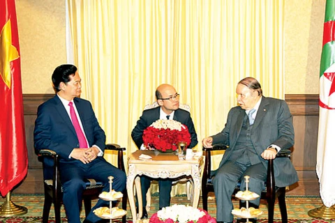 Le Premier ministre Nguyen Tan Dung le président algérien Abdelaziz Bouteflika. Source: SGGP