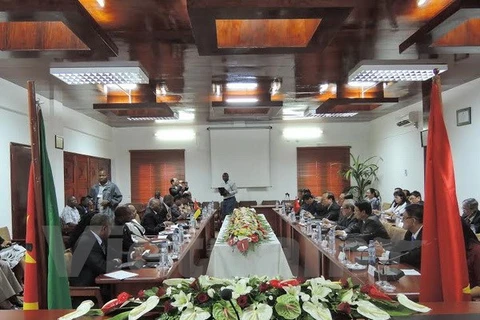 Entretien entre la délégation de la province méridionnale de Tien Giang et le maire de Maputo. (Photo: ambassade du Vietnam au Mozambique)
