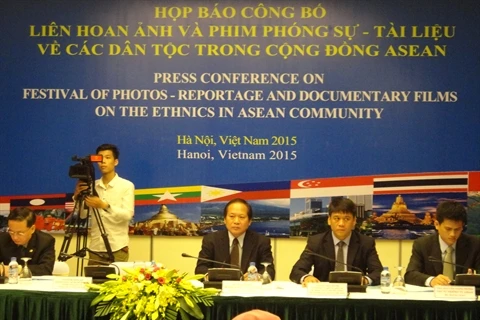 Conférence de presse sur le lancement du Festival de photos et films documentaires sur les ethnies de l’ASEAN, le 4 juin à Hanoi. (Source : VNA)