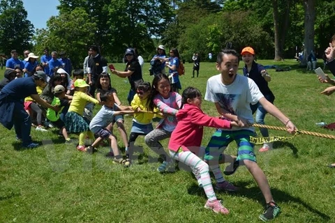 Les enfants des fonctionnaires de l'Ambassade du Vietnam au Canada participent à la lutte à la corde. 