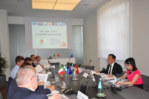 Table ronde sur la promotion de la coopération entre des entreprises vietnamo-italiennes dans divers secteurs. Photo: VNA