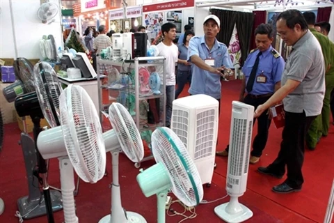 En cas de grosse chaleur, beaucoup de familles utilisent plusieurs climatiseurs et ventilateurs. Photo : VNA/CVN 