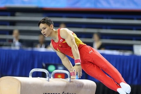 Dinh Phuong Thanh a remporté l'or au concours général individuel hommes. Photo: VNA