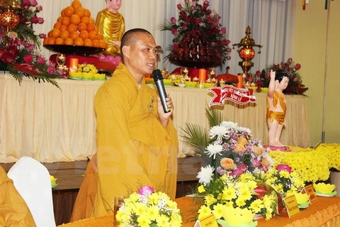 Le vénérable Thich Tri Chon prie pour la paix, la prospérité et le bonheur du Vietnam. Photo: VNA