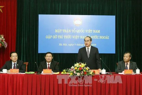 Nguyen Thien Nhan rencontre avec des participants du Forum des spécialistes et des intellectuels vietnamiens à l'étranger.