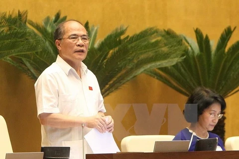 Le président de l’Assemblée nationale dirige la première séance d'interpellations de la 9ème session de l'AN. Photo: VNA