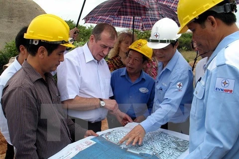 Des experts examinent la zone de construction de la centrale nucléaire 1 à Ninh Thuan. Photo: VNA