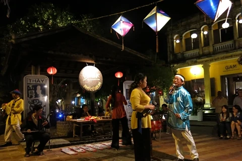 Des artistes en concert dans le vieux quartier de Hôi An, province de Quang Nam (Centre).(Source : VNA)