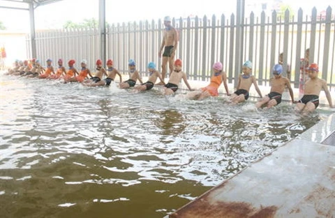 Les parents commencent à prendre la bonne habitude d’inscrire leurs enfants, petits, à des cours de natation. (Photo : TT/VNA/CVN)