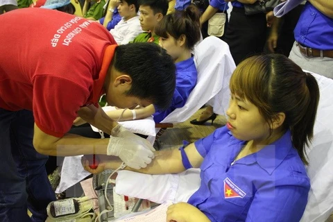 Cent donneurs de sang reconnus à leur juste valeur. Photo : VNA