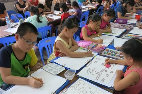 En écho à la Journée internationale de l’enfant (1er juin), un concours international de peinture, sur le thème ''J’aime Hanoi - Ville de paix'', s’est tenu dans la matinée du 14 juin à Hanoi. Photo : VNA 