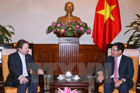 Le vice-Premier ministre et ministre des Affaires étrangères, Pham Binh Minh reçoit le secrétaire d'État au ministère des AE britannique, Hugo Swire. Photo : VNA
