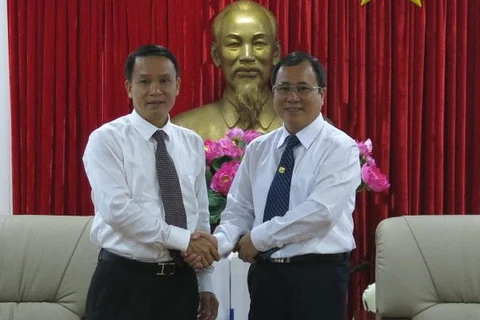 Le vice-président permanent du Comité populaire de la province de Binh Duong, Tran Van Nam, reçoit le directeur général de la VNA Nguyen Duc Loi. Photo : VNA