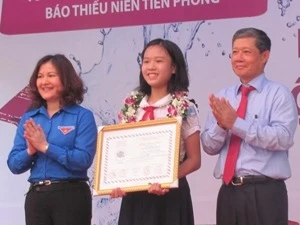 Remise du premier prix à Dao Thuy Thuy Duong,(Photo: Pham Mai/Vietnam+)