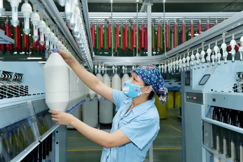 Применение современных технологий создает прорыв в производительности труда для текстильной промышленности. (Фото: Дык Зюи/ Vietnam+)
